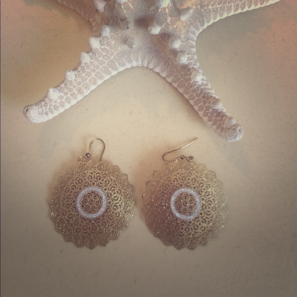 Gold trellis sparkled earrings